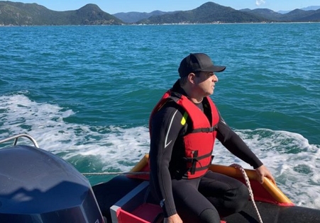 Equipes atuam no atendimento de baleia-jubarte enredada na Barra da Lagoa em Florianópolis